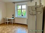 Pronájem prostorného a světlého domu 6+1 se zahradou, terasou a parkováním Praha 3, Vinohrady, cena 66000 CZK / objekt / měsíc, nabízí 