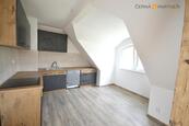 Pronájem podkrovního bytu 2+KK, po rekonstrukci, Varšavská, Ústí nad L., cena 13200 CZK / objekt / měsíc, nabízí