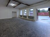 Dílenské a skladovací prostory v přízemí o ploše 160 m2 v průmyslovém areálu, cena 15000 CZK / objekt / měsíc, nabízí 