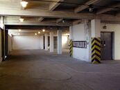 Skladové plochy o výměře 910 m2 v 1. patře průmyslové budovy (int. ozn. D), cena 500 CZK / m2 / rok, nabízí 