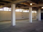 Skladové plochy o výměře 890 m2 ve 2. patře průmyslové budovy (int. ozn. D), cena 500 CZK / m2 / rok, nabízí 