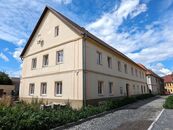 Dům zahrnující 2 byty, kanceláře, další prostory k přestavbě a řadové garáže, cena 8000000 CZK / objekt, nabízí 