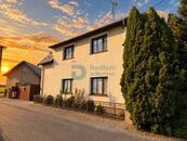 Prodej rodinného domu 4+1 s velkorysou zahradou 2 024 m² Střelice u Uničova, cena cena v RK, nabízí BYDLENÍ a DOMOV s.r.o.