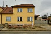 Prodej domu 5+1 v Omicích s garáží, zahradou a projektem nového trojdomu včetně stavebního povolení, cena 13000000 CZK / objekt, nabízí e-Finance Reality