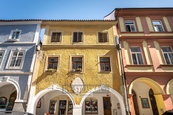Měšťanský dům s renesanční fasádou, loubím, dvorem a pavlačí v centru Českých Budějovic