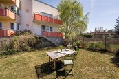 Pronájem bytu 1+kk s terasou a zahradou, PrahaUhříněves, cena 20000 CZK / objekt / měsíc, nabízí CENTURY 21 Stereo Reality