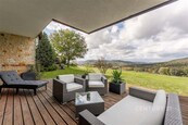 Moderní dům po rekonstrukci v rezidenčním areálu golfového klubu, cena 23590000 CZK / objekt, nabízí 
