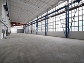 PRONÁJEM VÝROBNÍ HALY 1 200 m2 S MOSTOVÝM JEŘÁBEM 12,5 t