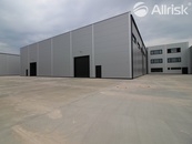 PRONÁJEM NOVOSTAVBY SKLADOVĚ-VÝROBNÍ HALY 1100 m2 S TŘÍPODLAŽNÍ PŘÍSTAVBOU 570 m2