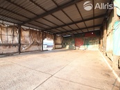 PRONÁJEM PŘÍSTŘEŠKU 200 m2 SE STAVEBNÍ BOUDOU A VENKOVNÍ PLOCHOU 1500 m2 SE DVĚMA BUŇKAMI