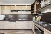 PRODEJ BYTU 3+1 76 m2, ROSICE - MODERNÍ BYT, MLADISTVÝ VZHLED, SOLÁRNÍ PANELY