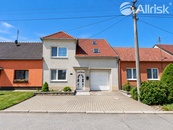 Prostorný rodinný dům s garáží a pergolou v klidné části obce, 129 m2, Těšany