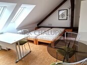 Pronájem zděného bytu 1+1, podkroví, Žižkova tř., 3. NP, České Budějovice, 38 m2, cena 10500 CZK / objekt / měsíc, nabízí 