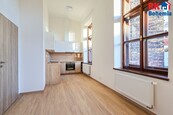 Pronájem nově zrekonstruovaného bytu 2+kk o výměře 32,89 m2 v Českém Brodě na náměstí., cena 15000 CZK / objekt / měsíc, nabízí
