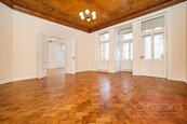 Pronájem luxusního bytu se dvěma balkony: Praha 1 - Staré Město, Pařížská, cena 87000 CZK / objekt / měsíc, nabízí 
