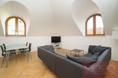 Pronájem zařízeného bytu s garáží: Praha 1 - Malá Strana, Vlašská, cena 35000 CZK / objekt / měsíc, nabízí ORION Realit s.r.o.