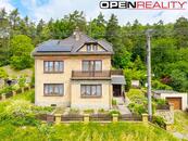 Prodej prostorného, udržovaného RD se dvěma byty, garáží a kouzelným dvorem Snovídky, cena cena v RK, nabízí OPENREALITY, realitní kancelář, s.r.o.