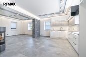 Pronájem bytu 4+kk v rodinném domě včetně 2 parkovacích stání, ulice Hrabek, Ostrava - Plesná, cena 47000 CZK / objekt / měsíc, nabízí 