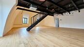 Unikátní loft v historickém srdci pražských Nuslí, který není jen místem k bydlení, ale zážitkem., cena 54000 CZK / objekt / měsíc, nabízí AURUS Reality