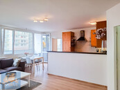 Pronájem světlého bytu 4+kk (91,4 m2) se třemi lodžiemi - Praha 10, Vršovice , ul. Kazašská, cena 35000 CZK / objekt / měsíc, nabízí 