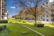 Pronájem světlého bytu 3+kk s prostornou terasou, Korunní dvůr - Praha 2, Vinohrady, cena 43000 CZK / objekt / měsíc, nabízí 