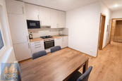 Nabízíme k pronájmu moderně zrekonstruovaný byt 2+1 o velikosti 68 m2, Praha 10, ul Věšínova., cena 34000 CZK / objekt / měsíc, nabízí 