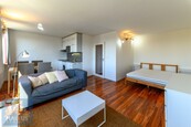 Pronájem zařízeného bytu 1+kk (37 m2) s výhledem na Hrad, Rezidence Expo, Praha 8 - Karlín, cena 21900 CZK / objekt / měsíc, nabízí 