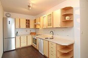 Pronájem zrekonstruovaného bytu 3+1 s lodžií a sklepem u metra, cena 24000 CZK / objekt / měsíc, nabízí 
