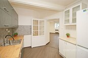 Pronájem nebytových prostor 146 m2 v domě ve velmi klidné části Dejvic, cena 55000 CZK / objekt / měsíc, nabízí CENTURY 21 General