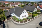 Prodej samostatně stojícího rodinného domu 4+kk se zahradou, bazénem a krytým stáním, cena 9900000 CZK / objekt, nabízí 