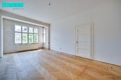 Prodej ojedinělého prostorného rodinného bytu na ul. Tylova v Olomouci. , cena 8590000 CZK / objekt, nabízí 