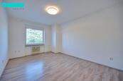Prodej bytu 2+1 s balkonem, sklepem a garáží v domě, ul. Neředínská, Olomouc byt 58,9 m2, garáž , cena 5290000 CZK / objekt, nabízí 
