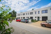 Nabídka pronájmu rodinného domu s garáží, terasou a zahradou na Praze 4, Exnárova ulice, cena 48000 CZK / objekt / měsíc, nabízí