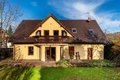 Prostorný rodinný dům 7+1 k pronájmu v Praze Křeslicích se zahradou 713 m2 a terasou, cena 75000 CZK / objekt / měsíc, nabízí 