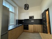 Pronájem nově zrekonstruovaného apartmánu 1kk v rezidenční vile se zahradou, cena 13000 CZK / objekt / měsíc, nabízí Reality - Lišková s.r.o.