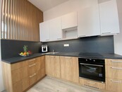 Pronájem nově zrekonstruovaného a zařízeného bytu 1kk s lodžií v rezidenční vile se zahradou, cena 13300 CZK / objekt / měsíc, nabízí 
