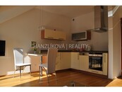 Pronájem zařízeného podkrovního bytu 2+kk s terasou, Hluboká nad Vltavou, cena 14500 CZK / objekt / měsíc, nabízí 