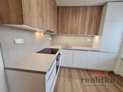 Pronájem bytu 4+1 s lodžií na ul. 17. listopadu v Opavě, cena 16000 CZK / objekt / měsíc, nabízí 