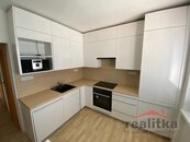 Pronájem pěkného bytu 86 m2 s lodžií, 4+1, Opava, ul. 17. listopadu, cena 14500 CZK / objekt / měsíc, nabízí 