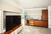 Prodej vybaveného bytu 1+kk s balkonem, garážovým stáním a vlastním sklepem - Hluboká nad Vltavou, cena 6000000 CZK / objekt, nabízí 