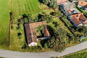 Klasická jihočeská zemědělská usedlost na krásném místě v obci Lomec s pozemkem 1786 m2, cena 4950000 CZK / objekt, nabízí Adler reality