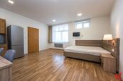 Pronájem bytu 1+kk se sdílenou terasou, Praha 5, dlouhodobě, cena 14500 CZK / objekt / měsíc, nabízí Realitní kancelář KOTULA s. r. o.