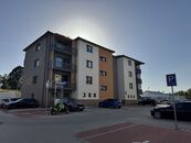 Pronájem bytu 2+kk s taráskou, parkováním a sklepem, novostavba v Bakovské rezidenci, 61,6 m, cena 20000 CZK / objekt / měsíc, nabízí ORANGE PROPERTY s.r.o.