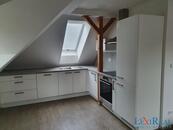 Nájem podkrovního bytu 3+kk, 70 m2, 2NP, venkovní parkovací stání, Ve Zběrušce, Tuchoměřice, cena 21000 CZK / objekt / měsíc, nabízí 