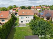 Prodej samostatně stojícího třípodlažního rodinného domu se zahradou v Podolí, ul. Nad Výhonem, cena 14500000 CZK / objekt, nabízí RENČ - realitní kancelář