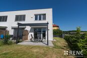 Mezonetový byt 3+kk (78,2 m2) se zahradou 117,5 m2, terasou, sklepem 5,4 m2 a dvěma parkovacími míst, cena 23000 CZK / objekt / měsíc, nabízí 