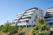 Prodej zděného bytu 1+kk (46,53 m2) se šatnou, balkonem a garážovým stáním v Brně Lesné, na ul. Tom, cena 6950000 CZK / objekt, nabízí RENČ - realitní kancelář