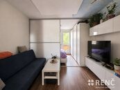 Prodej zrekonstruovaného bytu 3+1, který je dispozičně upraven na 4+kk, o výměře 72 m2, se dvěma l, cena 8940000 CZK / objekt, nabízí 