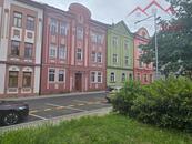 Pronájem cihlového atypického mezonetového bytu 6+KK, 155 m2 zahrada + terasa, centrum Chomutova, cena 30000 CZK / objekt / měsíc, nabízí 