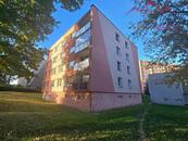 Pronájem bytu 3+1 se zasklenou lodžií po rekonstrukci, 67 m², Chomutov, ul. Kundratická, cena 17000 CZK / objekt / měsíc, nabízí 